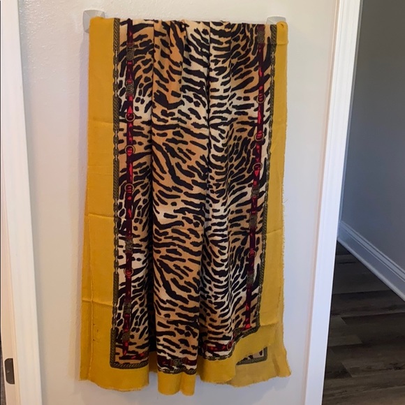 Zara scarf/ shawl - Picture 3 of 3